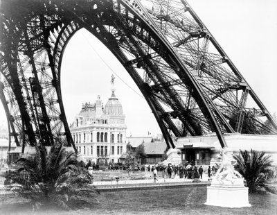 Il Padiglione del Gas visto attraverso la base della Torre Eiffel, Esposizione di Parigi, 1889 da French Photographer